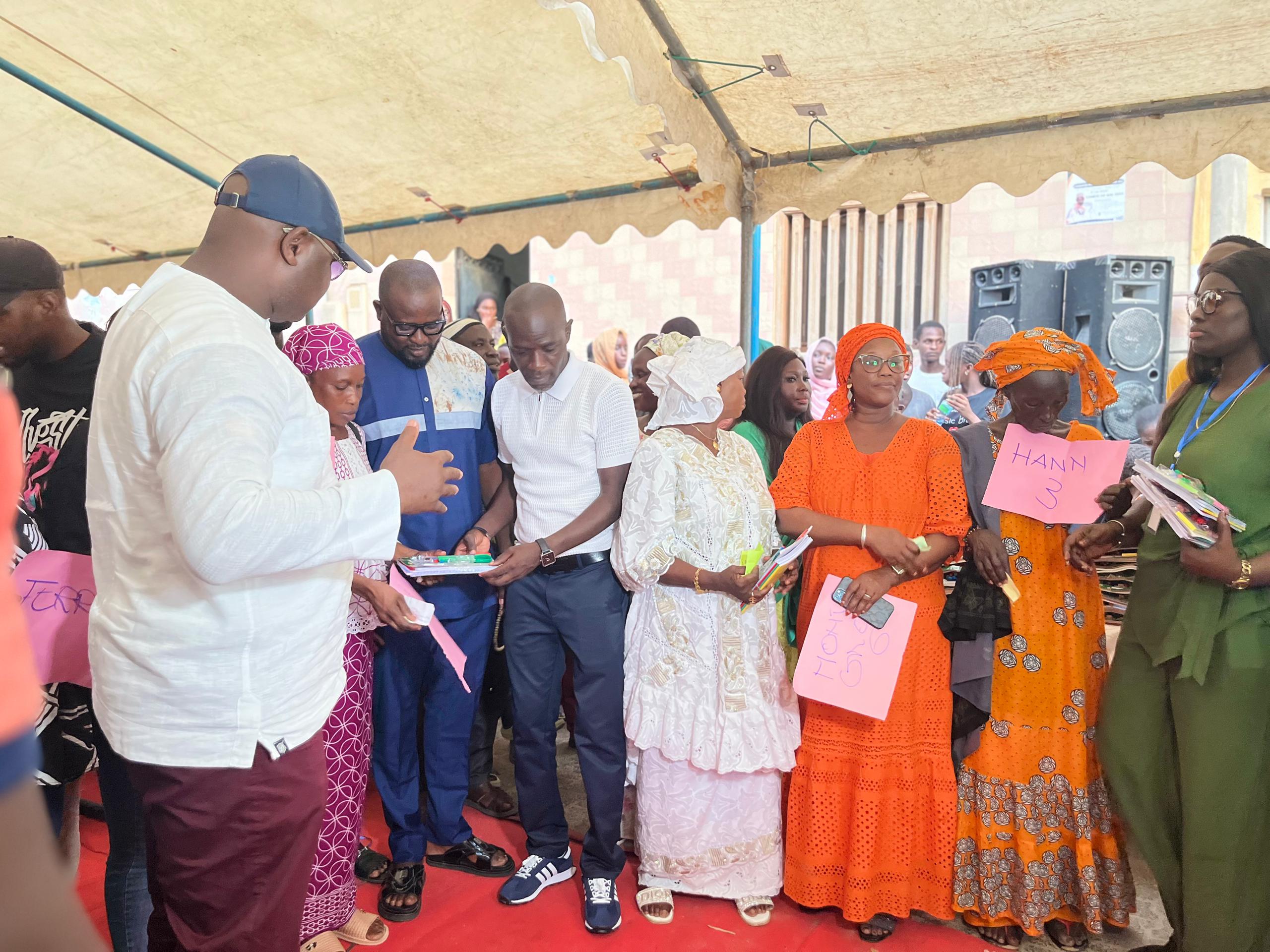 Remise de 1000 kits scolaires aux élèves de Hann/Bel-Air par le Président Saliou Diop